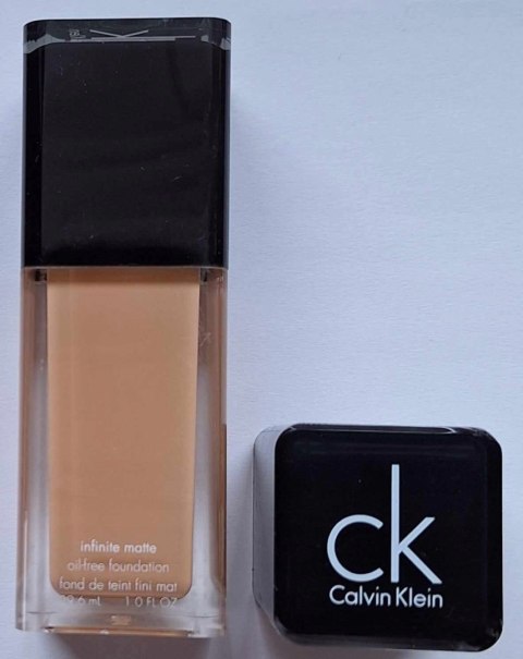 Calvin Klein Infinite Matte Oil-Free Foundation 202 podkład 29,6ml